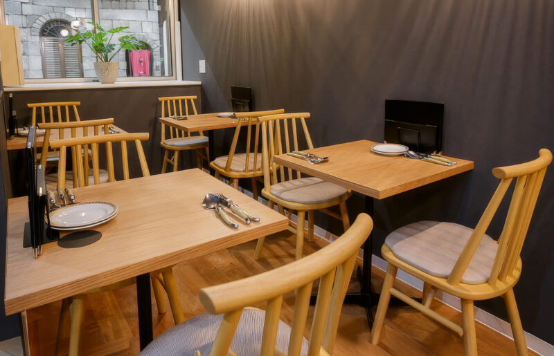 ゆったり過ごせる落ち着いたテーブル席。